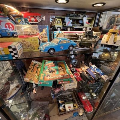 Jouets divers des années 1950 Voiture tole à friction ou filoguidé